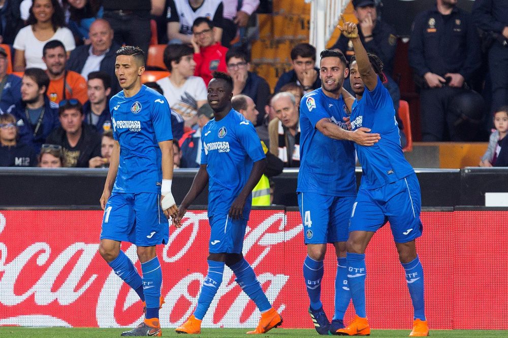 Los jugadores del Getafe celebran el segundo gol del partido anotado por el delantero francés, Loïc Rémy (d), durante el encuentro correspondiente a la jornada 33 de La Liga Santander que el Valencia y el Getafe disputan esta tarde en el estadio de Mestalla, en Valencia.