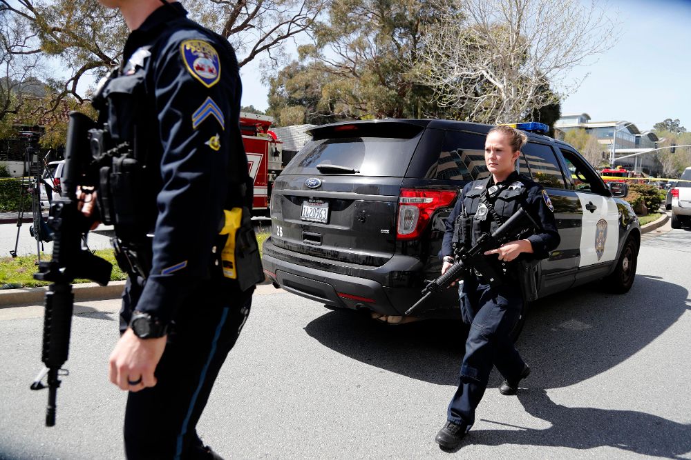 Policías vigilan los alrededores de la sede de YouTube en San Bruno, California, EE. UU., el pasado día 3, después de iniciarse un tiroteo. 