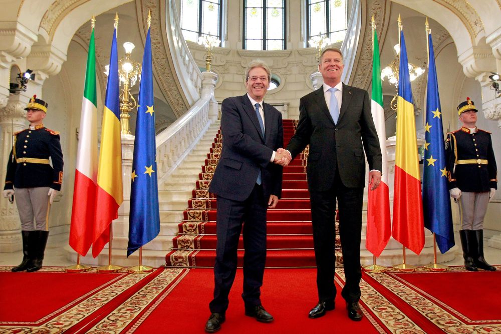 El presidente rumano, Klaus Iohannis (d) con su homólogo italiano, Paolo Gentiloni, durante su encuentro en el Palacio Cotroceni de Budapest.