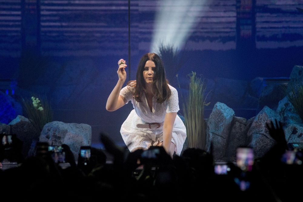 La cantante estadounidense Elizabeth Woolridge Grant, más conocida por su nombre artístico Lana Del Rey, durante el concierto en el Palacio de Vistalegre, en Madrid.