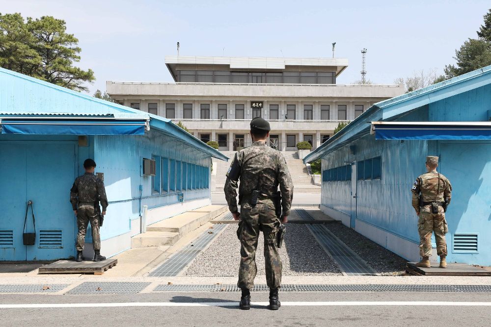 Soldados de las Fuerzas de Corea del Sur de EEUU hacen guardia en la aldea de tregua de Panmunjom, en la militarizada frontera intercoreana, al norte de Seúl.