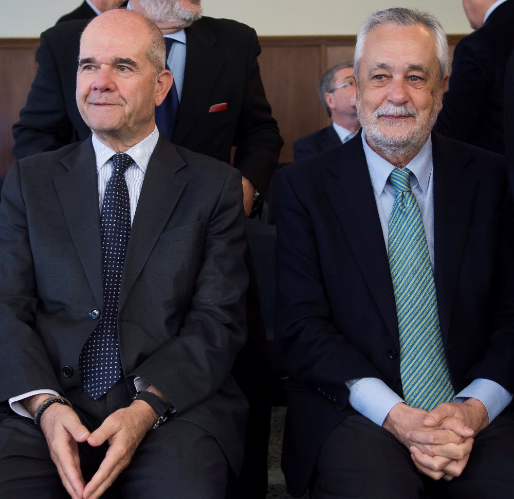 Los expresidentes de la Junta de Andalucía Manuel Chaves (i) y José Antonio Griñán, en la sala del juicio del caso ERE.