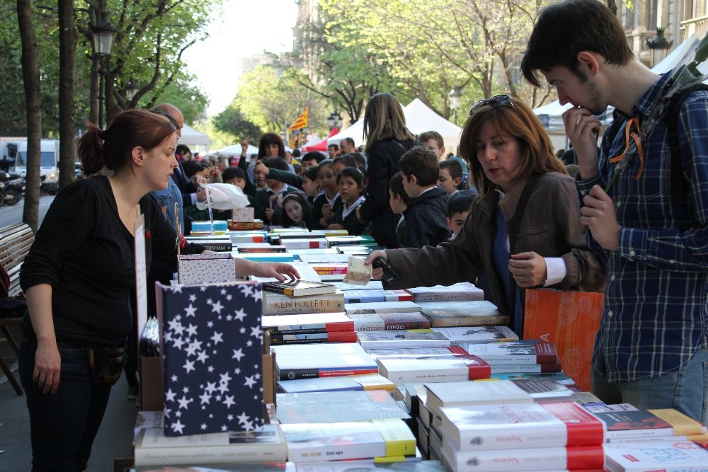 Venta de libros durante Sant Jordi en Barcelona.