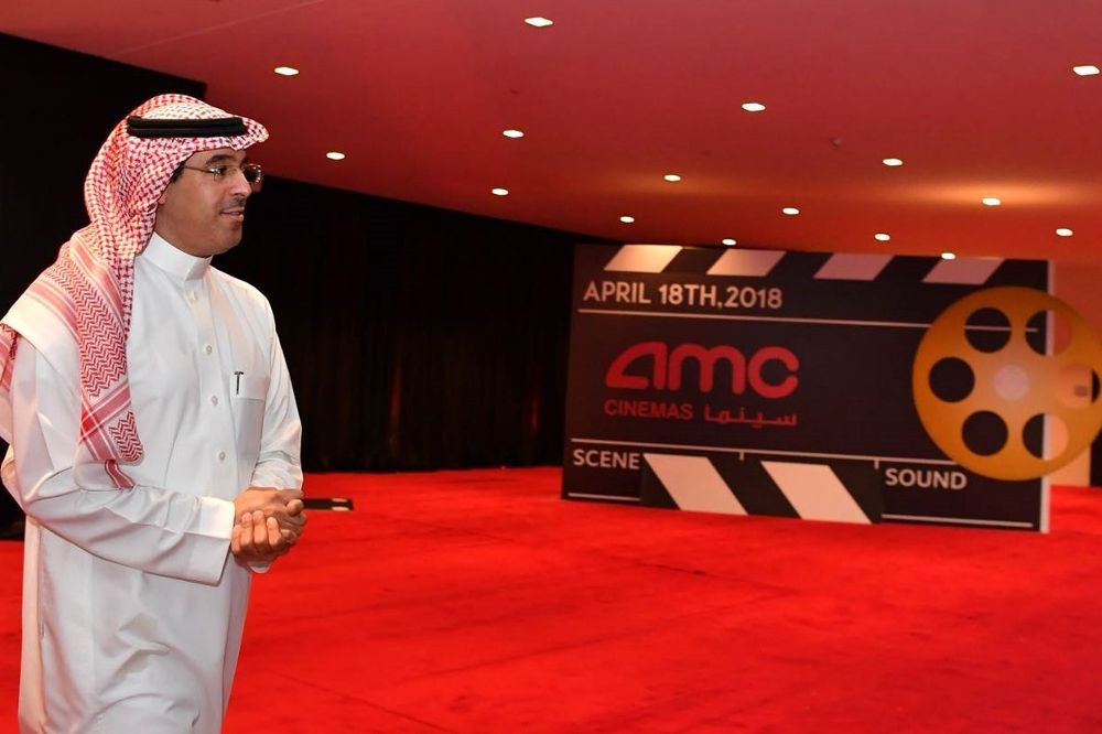 El ministro de Cultura e Información, Awwad Alawwad, acude a la nueva sala de cine.