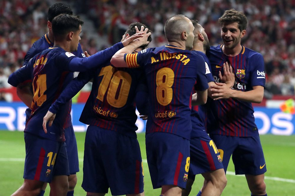 Los jugadores del FC Barcelona celebran el segundo gol del equipo blaugrana durante el encuentro correspondiente a la final de la Copa del Rey que disputan esta noche frente al Sevilla en el estadio Wanda Metropolitano, en Madrid.