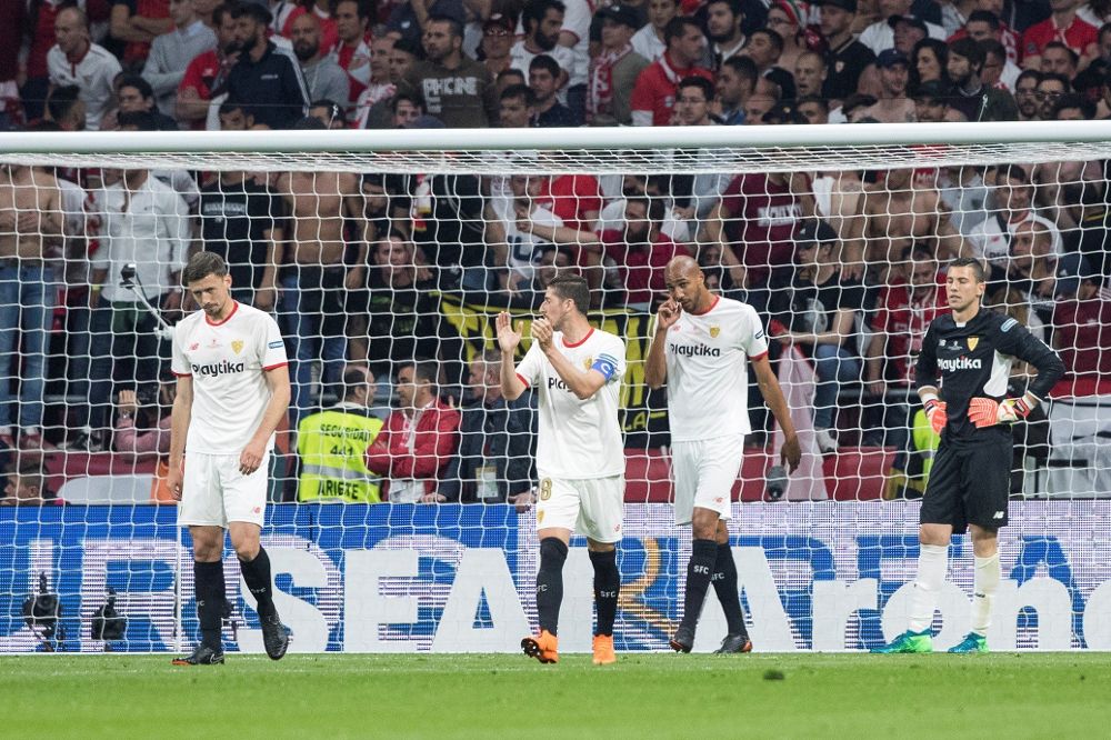 Los jugadores del Sevilla tras encajar el segundo gol durante el encuentro correspondiente a la final de la Copa del Rey que disputan esta noche frente al FC Barcelona en el estadio Wanda Metropolitano, en Madrid.