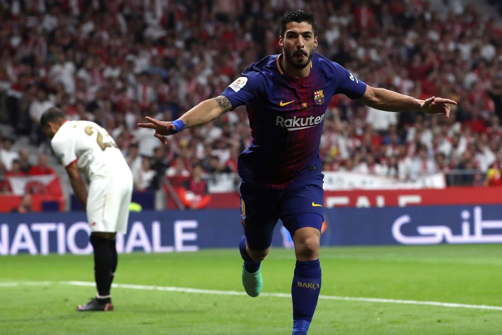 El delantero uruguayo del Barcelona Luis Suárez celebra el primer gol de su equipo durante la final de la Copa del Rey que juegan esta noche el Sevilla FC y el FC Barcelona en el estadio Wanda Metropolitano de Madrid.