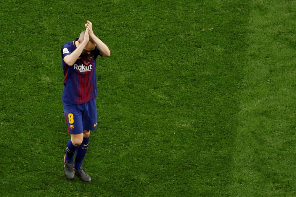 El centrocampista del FC Barcelona, Andrés Iniesta, aplaude a los aficionados al ser sustituido durante el encuentro correspondiente a la final de la Copa del Rey que han disputado esta noche frente al Sevilla en el estadio Wanda Metropolitano, en Madrid.