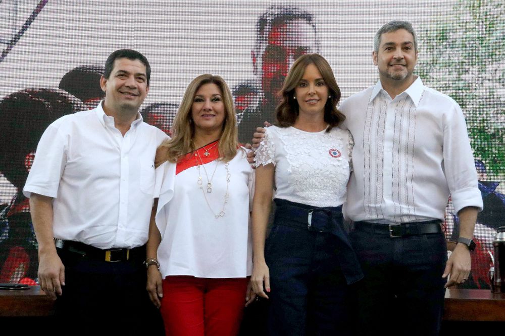 El candidato oficialista a la Presidencia de Paraguay, Mario Abdo Benítez (d) junto a su esposa Silvana López Moreira (2d) y su vicepresidente Hugo Velázquez (i) con su esposa, Lourdes Samaniego.