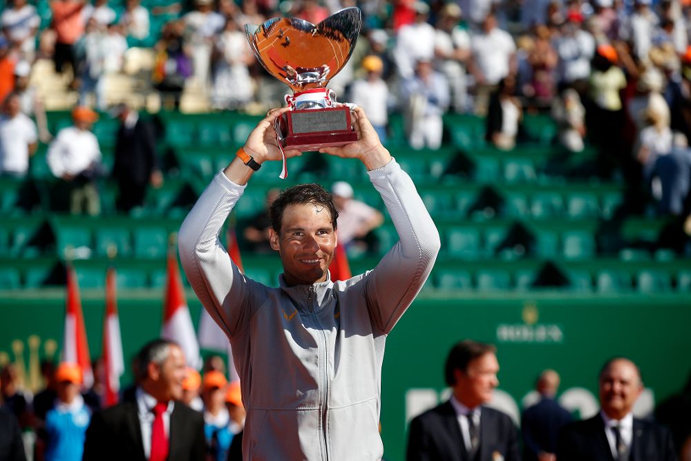Rafael Nadal posa con su nuevo trofeo.