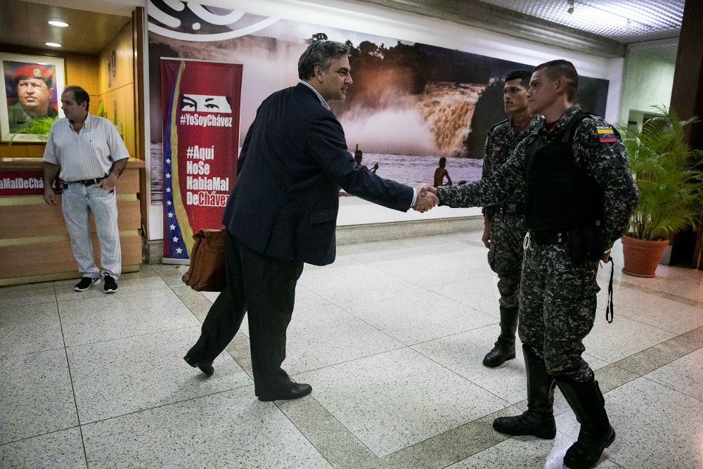 Jesús Silva (i), saluda a un soldado en el Aeropuerto Internacional de Maiquetía.