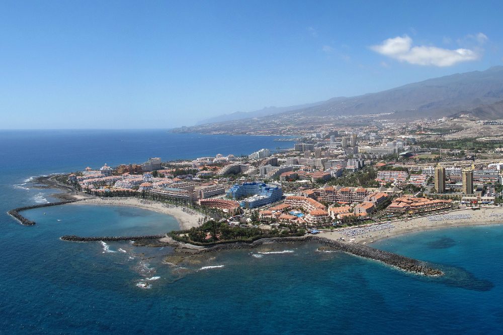 Vista de Playa de las Américas, donde se da la mayor concentración de hoteles de Tenerife.