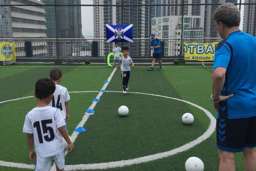 Niños chinos en la academia de fútbol del CD Tenerife en Shenzhen. 