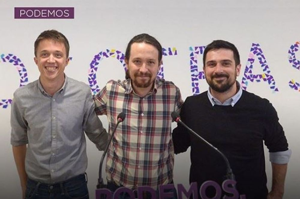 Iñigo Errejón, Pablo Iglesias, Ramón Espinar en la sede de Podemos con la palabra "Nosotras" detrás.