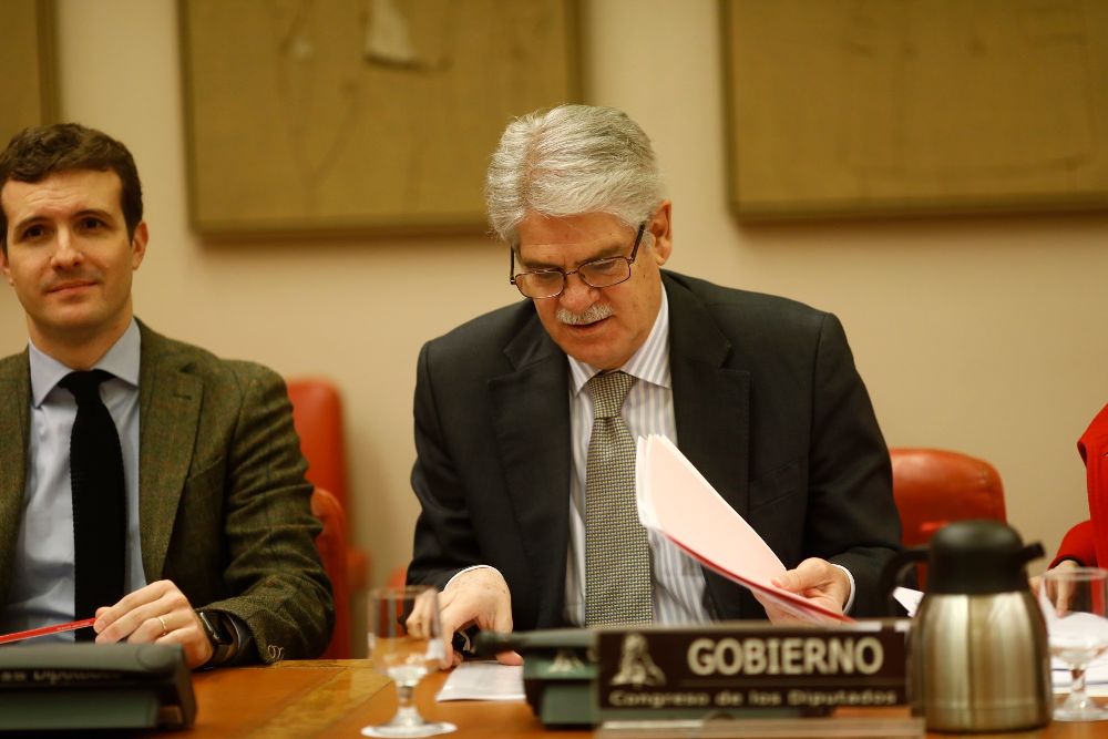El ministro de Exteriores, Alfonso Dastis (d), en la Comisión de Exteriores del Congreso.