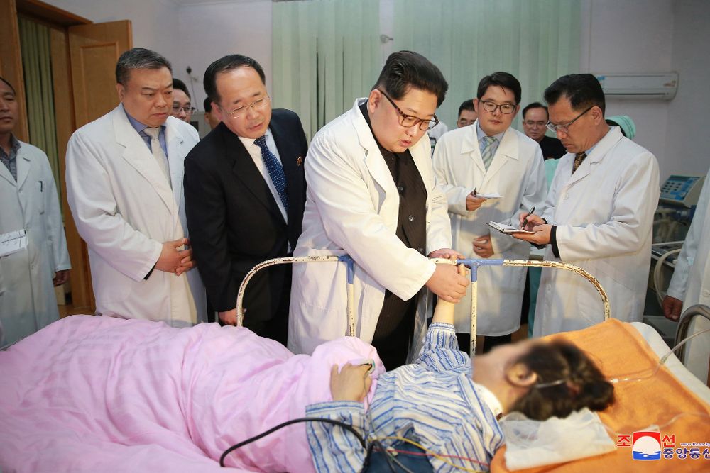 Fotografía cedida por la Agencia de Noticias Norcoreana que muestra a Kim Jong-un (c) mientras visita a heridos por un accidente de tráfico este lunes.