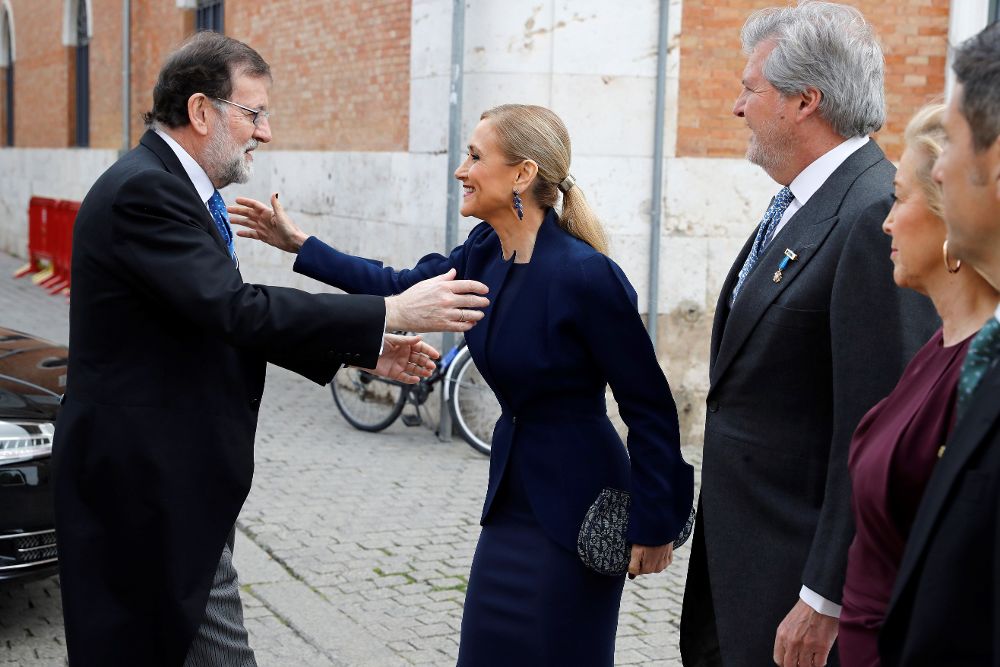 Rajoy saluda a Cifuentes antes del acto de entrega del Premio Cervantesntrega premio Cervantes.