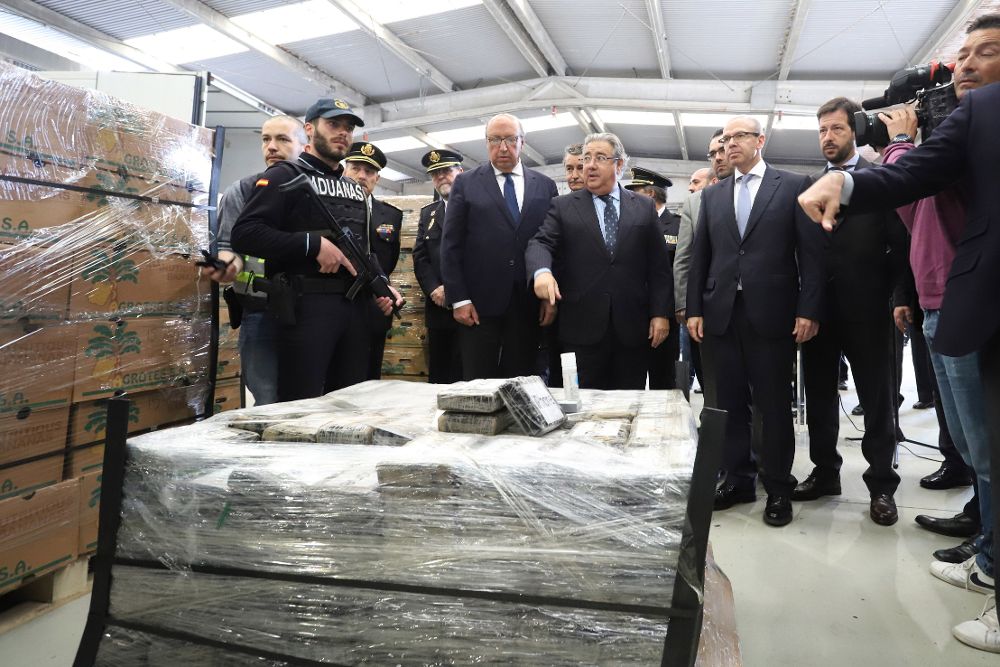 El ministro del Interior, Juan Ignacio Zoido (c), ante el alijo de casi nueve toneladas de cocaína incautadas en un contenedor de plátanos en el puerto de Algeciras (Cádiz)