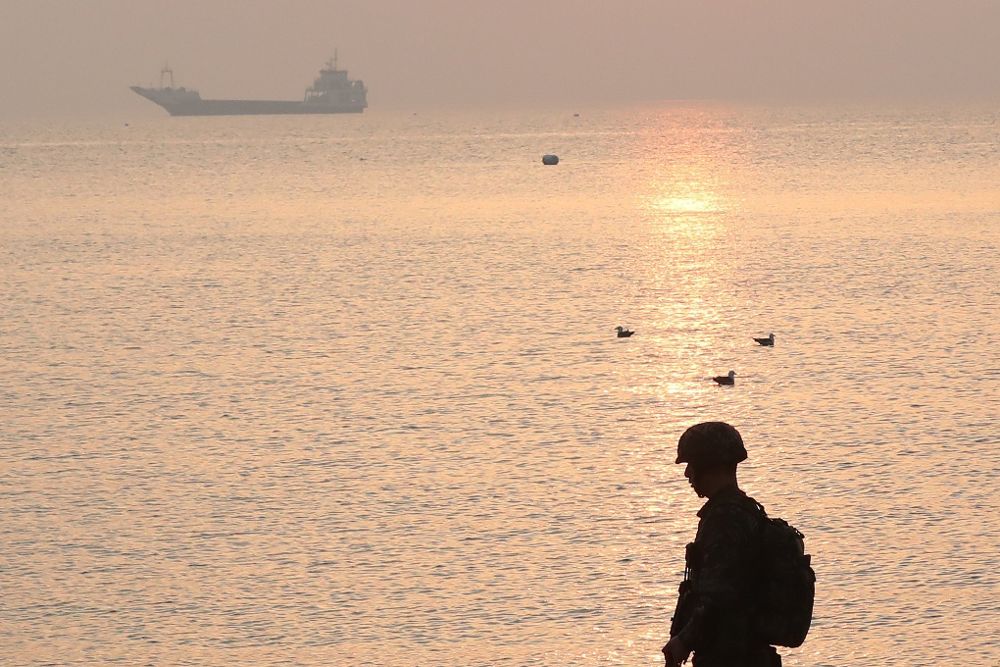 Un marine surcoreano patrulla la costa durante una misión en la isla de Yeonpyeong.