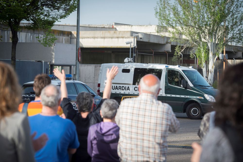 Varias personas protestan contra la imputación del delito de terrorismo en la octava jornada del juicio en la Audiencia Nacional por la agresión a dos guardias civiles en Alsasua (Navarra) en 2016. 