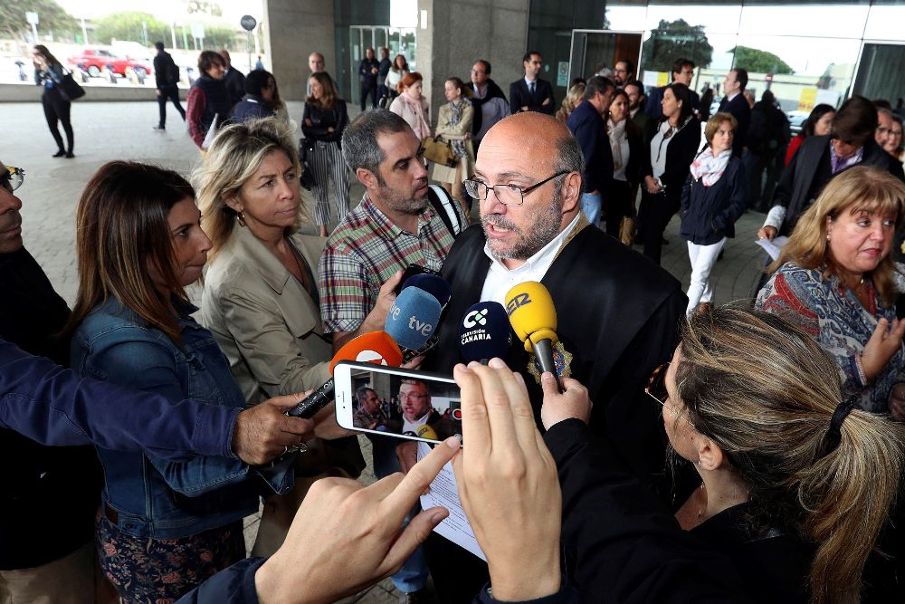 El representante de la Asociación Profesional de la Magistratura Ramón Toubes, atiende a los medios.