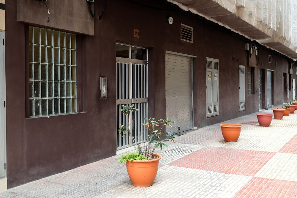 Vista del edificio donde residía el detenido en Las Palmas de Gran Canaria y cuya vivienda fue registrada tras la detención.
