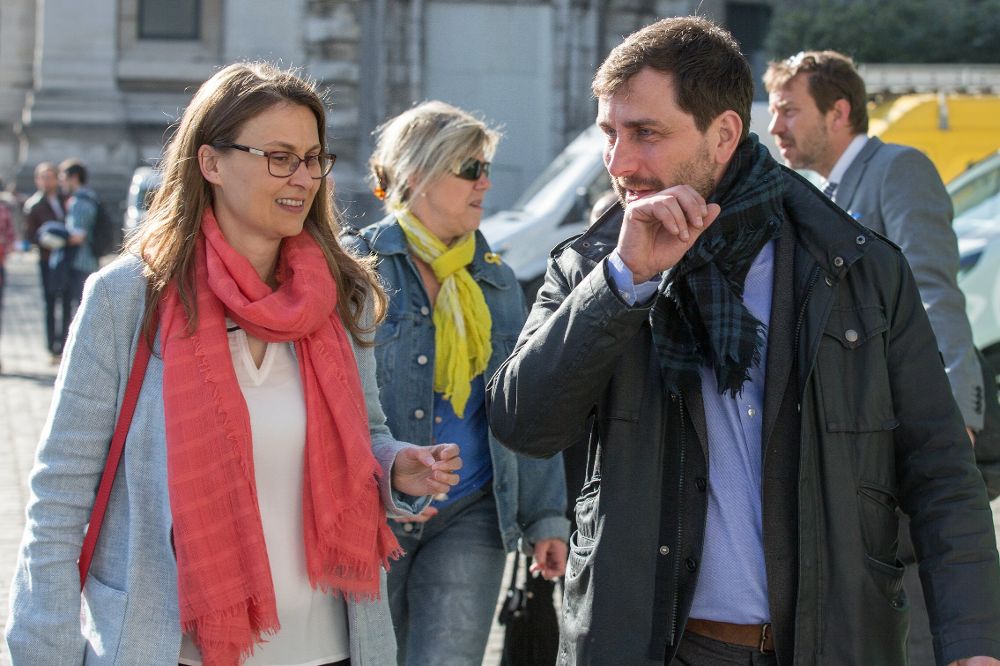 Los exconsellers catalanes Toni Comín (d) y Meritxell Serret, a su salida del tribunal de primera instancia de Bruselas.