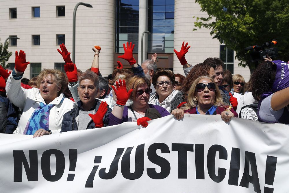 Una concentración convocada por los colectivos feministas reúne a varios centenares de personas ante las puertas del Palacio de Justicia de Pamplona.