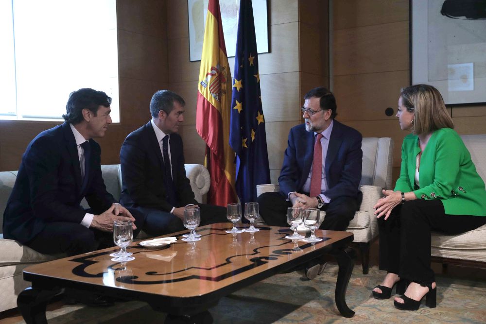 Mariano Rajoy, durante la reunión con el presidente de Canarias Fernando Clavijo Batlle (2i), la portavoz de Coalición Canaria Ana Oramas, y el portavoz popular Rafael Hernando (i), tras el pleno del Congreso de los Diputados.