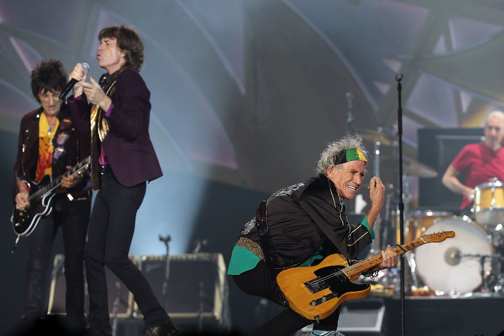 La legendaria banda británica compuesta por Mick Jagger (2i), Keith Richards (2d), Charlie Watts (d) y Ron Wood (i) durante su concierto de junio de 2014 en el estadio Esprit Arena en Düsseldorf (Alemania).
