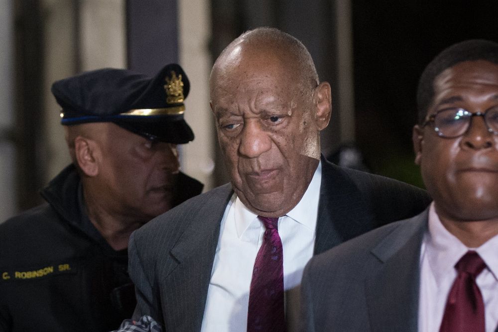 El cómico estadounidense Bill Cosby (c) a su salida del juicio.