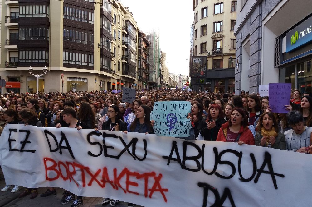 Miles de personas se han concentrado esta tarde ante los juzgados de las tres capitales vascas, 10.000 de ellas solo en Bilbao, para mostrar su "indignación" por la sentencia dictada tras el juicio a La Manada.
