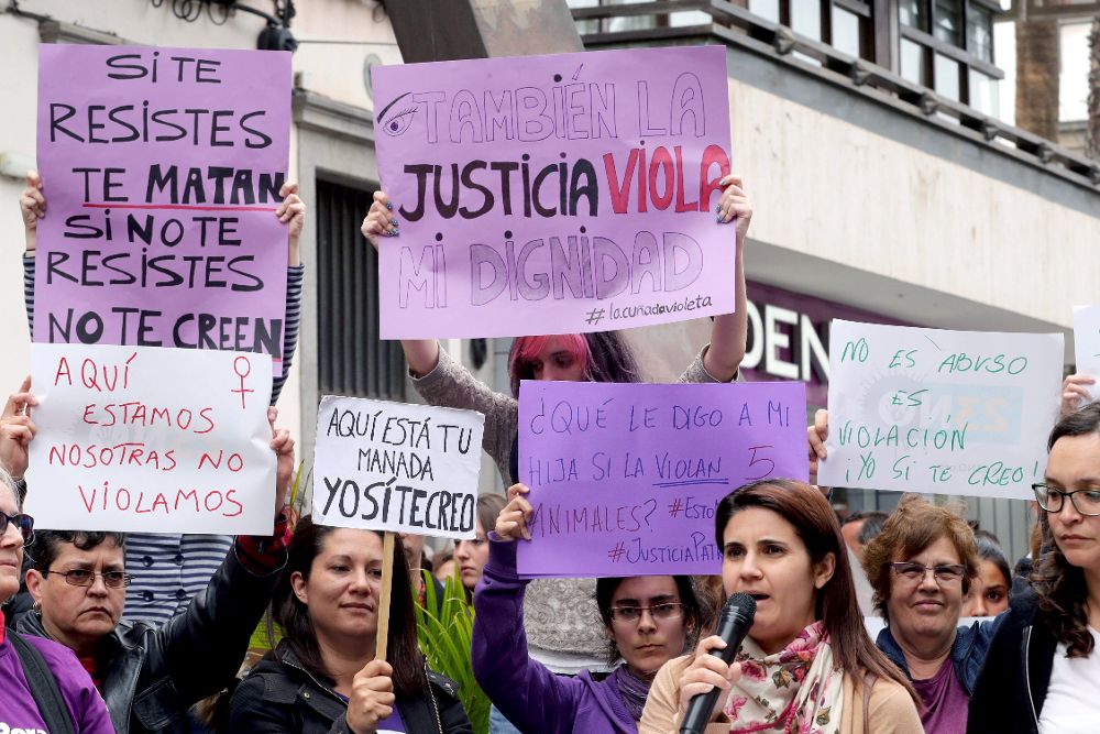 Cientos de personas se han concentrado esta tarde en Las Palmas de Gran Canaria en protesta por el fallo de la Audiencia de Navarra.