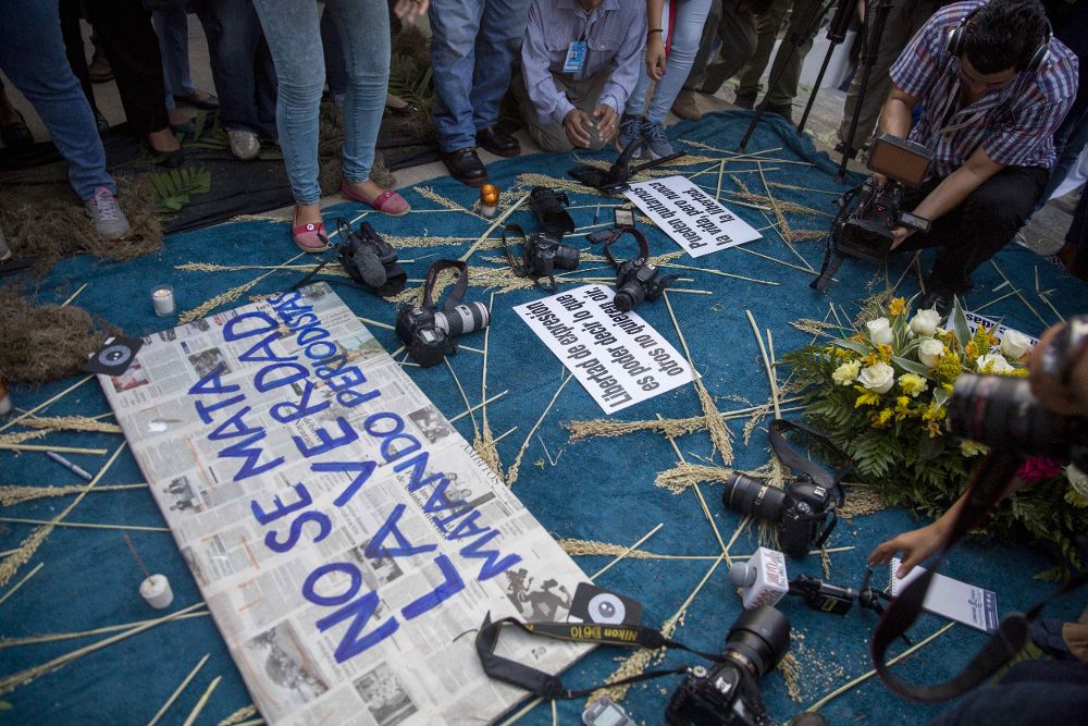 Varios periodistas y fotógrafos colocan cámaras y grabadoras para demandar libertad de prensa y justicia por la muerte del periodista Ángel Gahona el jueves 26 de abril de 2018.