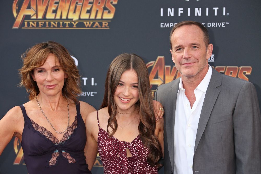 La actriz Jennifer Grey (i) y Clark Gregg (d) posan junto a su hija (c) a su llegada al preestreno mundial de los "Vengadores: Infinity War" en Hollywood.