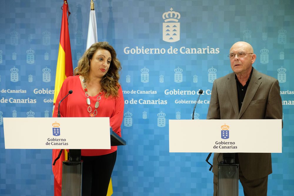 La consejera de Empleo, Políticas Sociales y Vivienda del Gobierno de Canarias, Cristina Valido y el presidente de la Asociación Trisómicos 21, Lorenzo Moreno Ruiz. 