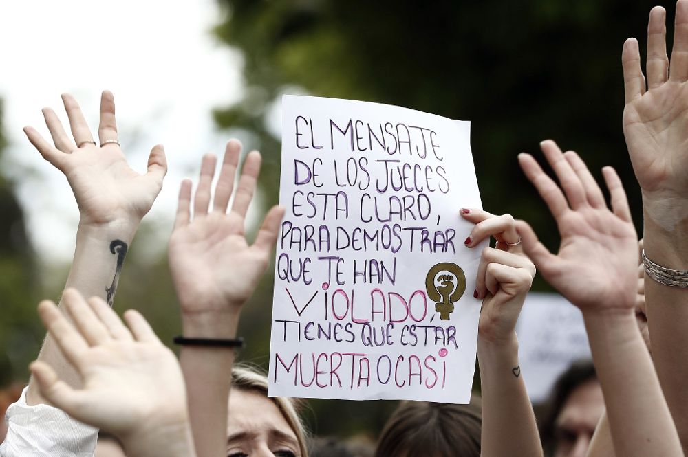 Cientos de personas concentradas este mediodía frente al Palacio de Justicia de Navarra en protesta por la sentencia de la Audiencia Provincial que condena a los cinco acusados de la Manada por abusos sexuales.