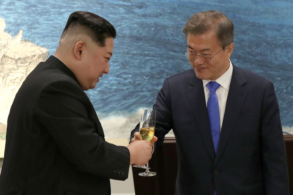 El líder norcoreano Kim Jong-un (izda) brinda con el presidente surcoreano, Moon Jae-in, en la Peace House, el edificio ubicado en el lado sureño donde se celebra la cumbre, en Panmunjom,.