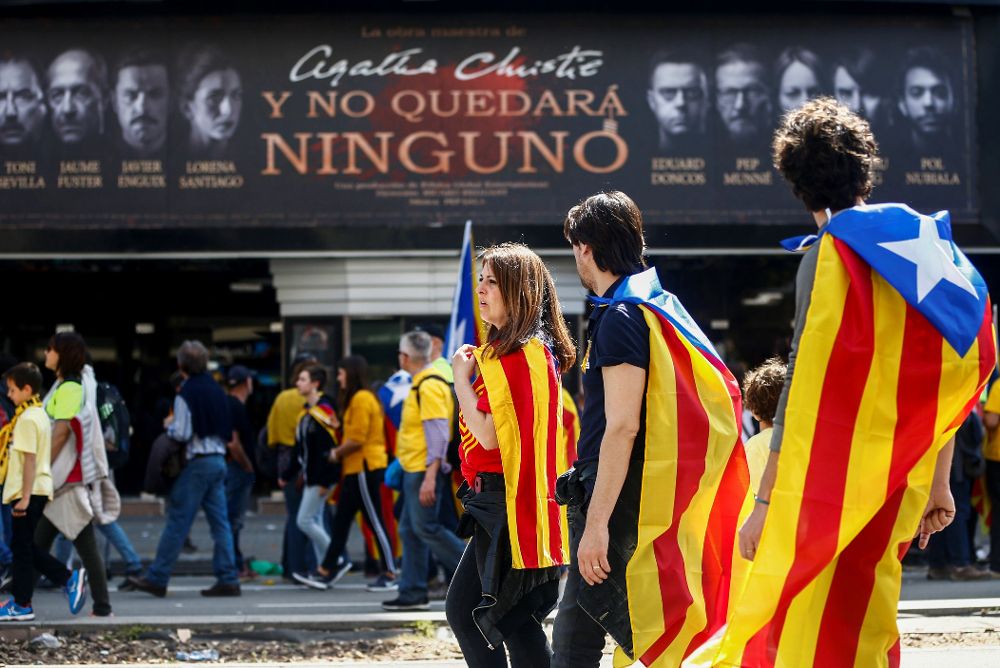 Simpatizantes independentistas pasan frente al Teatro Apolo de Barcelona tras la manifestación coincidiendo con los 6 meses del ingreso en prisión de Jordi Cuixart (Ómnium) y Jordi Sánchez (exANC).