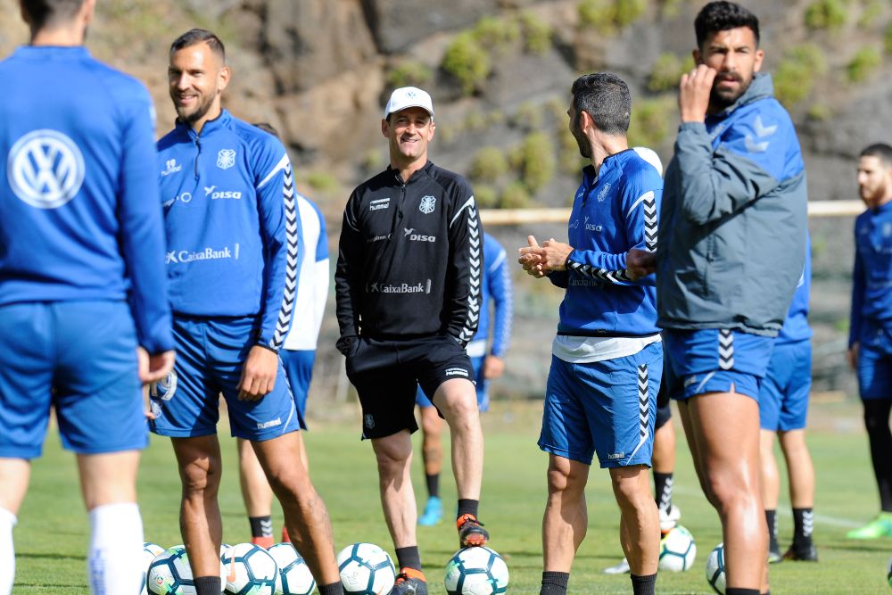 El entrenador de Tenerife (con gorra), en un descanso con los jugadores en la sesión de ayer.