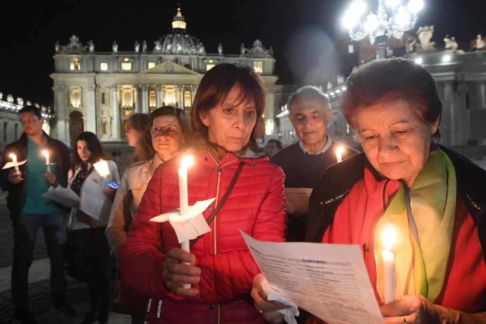 Decenas de personas participan en una vigilia de oración por Alfie Evans en la plaza de San Pedro, Ciudad del Vaticano, el pasado jueves.