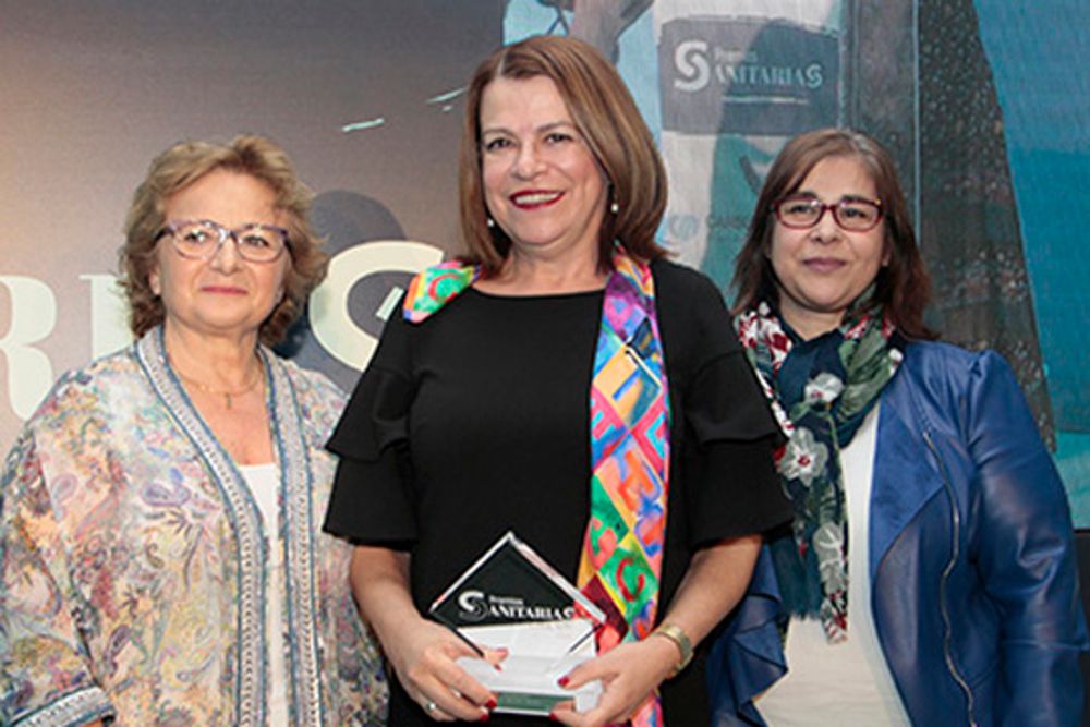 Pilar Barreto Martín, en el centro, tras recibir el premio de manos de Rosa María Redondo y Mercedes Otero.