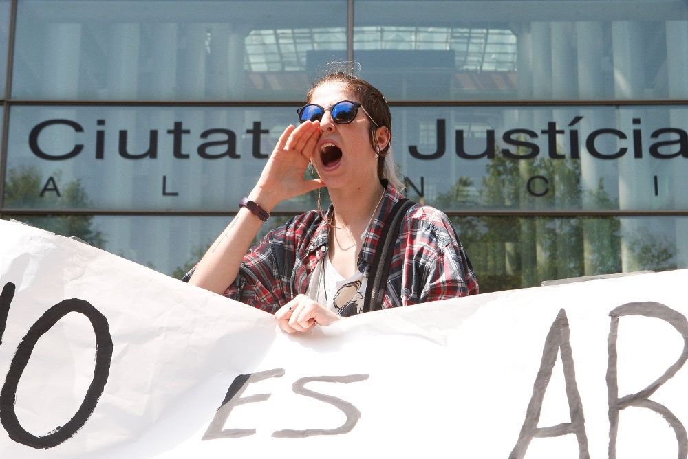 Una joven protesta durante la concentración ante los juzgados de València para mostrar su apoyo y solidaridad a la víctima de los miembros de La Manada.