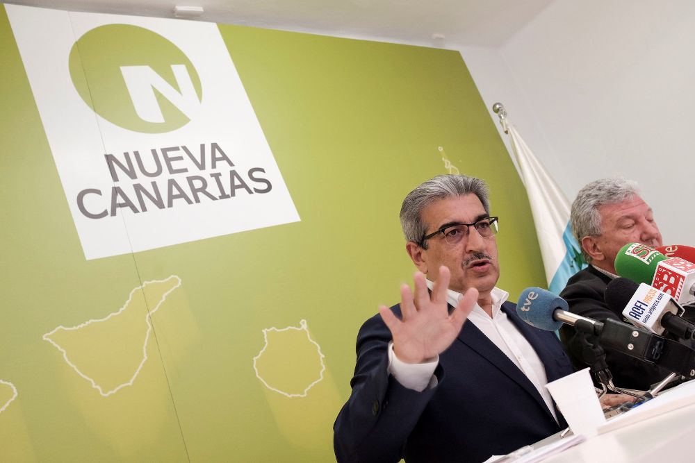 El presidente de Nueva Canarias, Román Rodríguez (i), y el diputado en el Congreso Pedro Quevedo informaron hoy en rueda de prensa sobre el proyecto de los presupuestos generales del Estado de 2018.