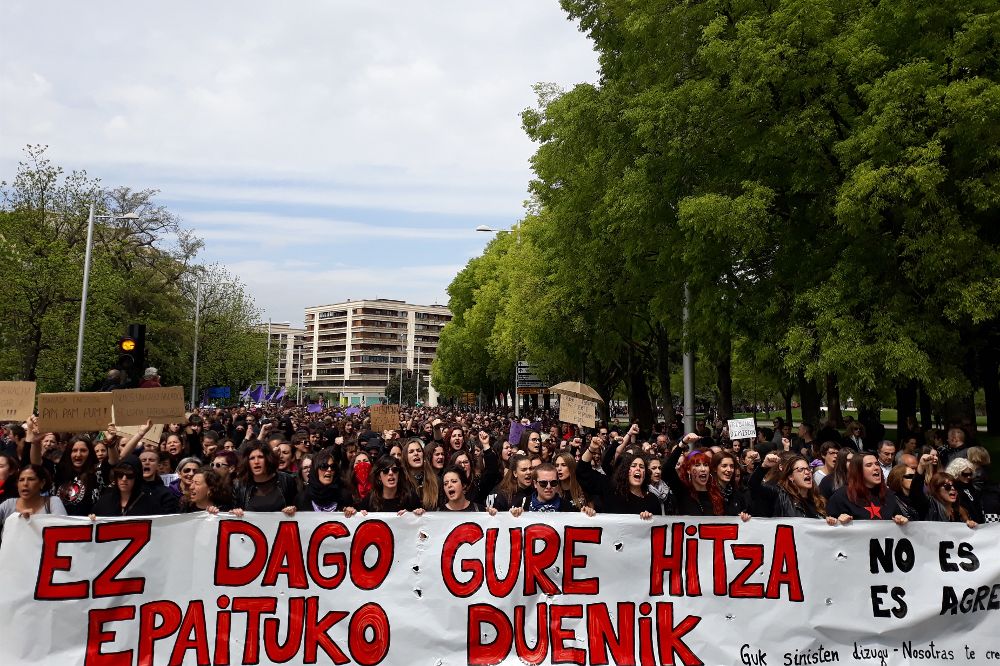 Miles de personas, 35.000 según la Policía Municipal de Pamplona, se han vuelto a echar a la calle este sábado en protesta por la sentencia a La Manada y para asegurar que "no es abuso, es violación".