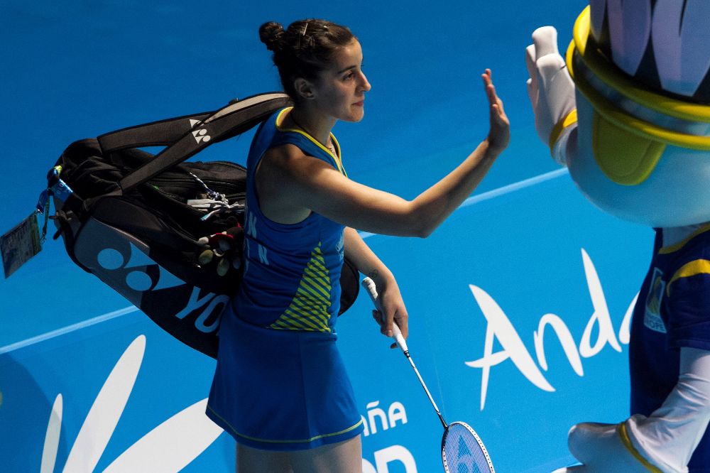 La española Carolina Marín, saluda a la mascota del Campeonato de Europa de Badminton, "Choquito".