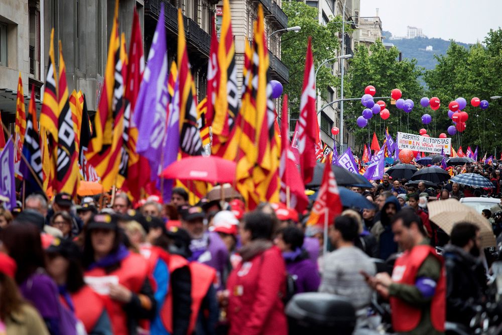 Miles de personas se manifiestan por el centro de Barcelona al grito de "Ahora nos toca a nosotros: +igualdad, +empleo, + salario + pensiones".