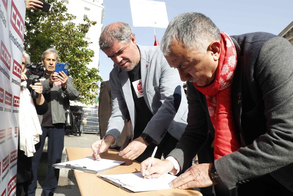 Los secretarios generales de UGT y CCOO, Pepe Álvarez (d), y Unai Sordo respectivamente, recogen firmas por las pensiones en la puerta del Congreso de los Diputados.