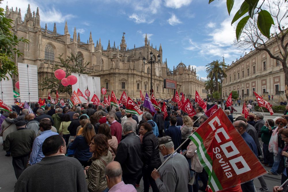 La manifestación del Primero de Mayo en Sevilla pasando ante la catedral hispalense.