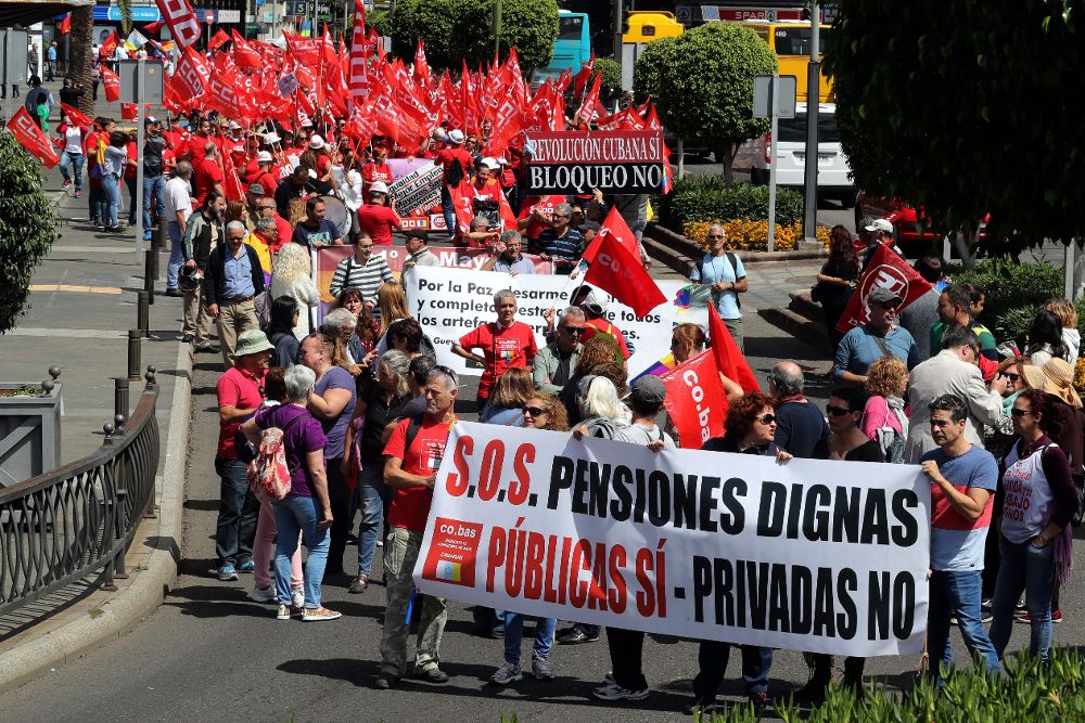 Miles de personas se manifestaron hoy por las calles de Las Palmas de Gran Canaria en la movilización convocada por los sindicatos con motivo del Primero de Mayo.